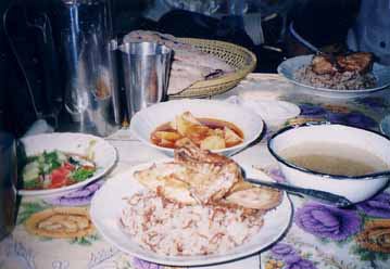 (4ポンド定食-飯、鳥、スープ、シチュー、パン、サラダ)