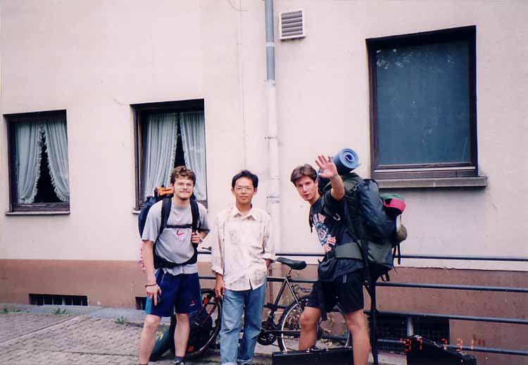 （50キロの荷物を背負う２人）