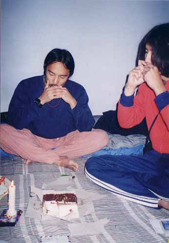 (横井さんと片岡さん‐クリスマスでハーモニカ)