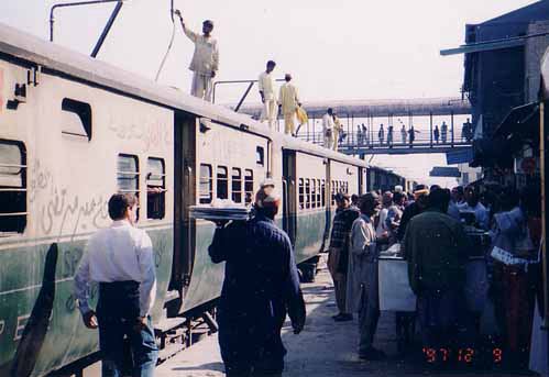 (ローリ駅で出発を待つ)