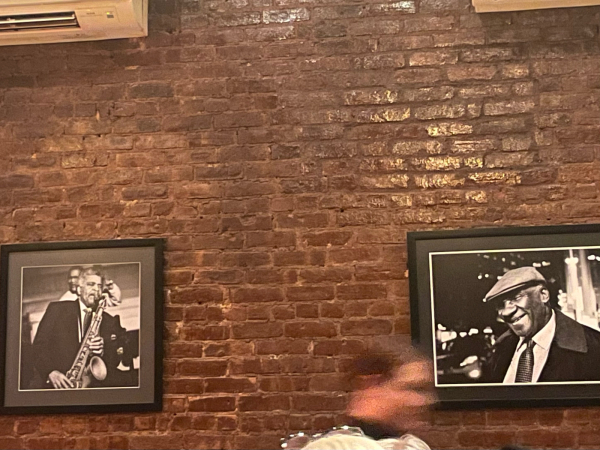 店に飾られたジョージ・コールマンの写真