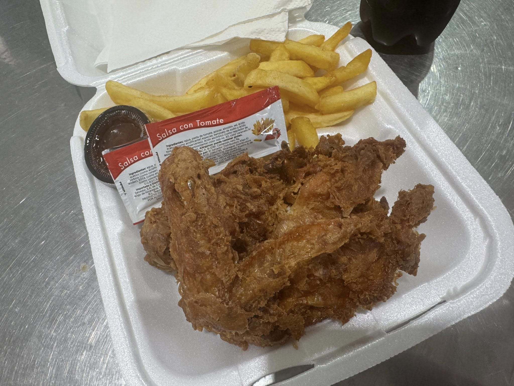 ホンジュラスのドライブインの揚げチキンとポテト