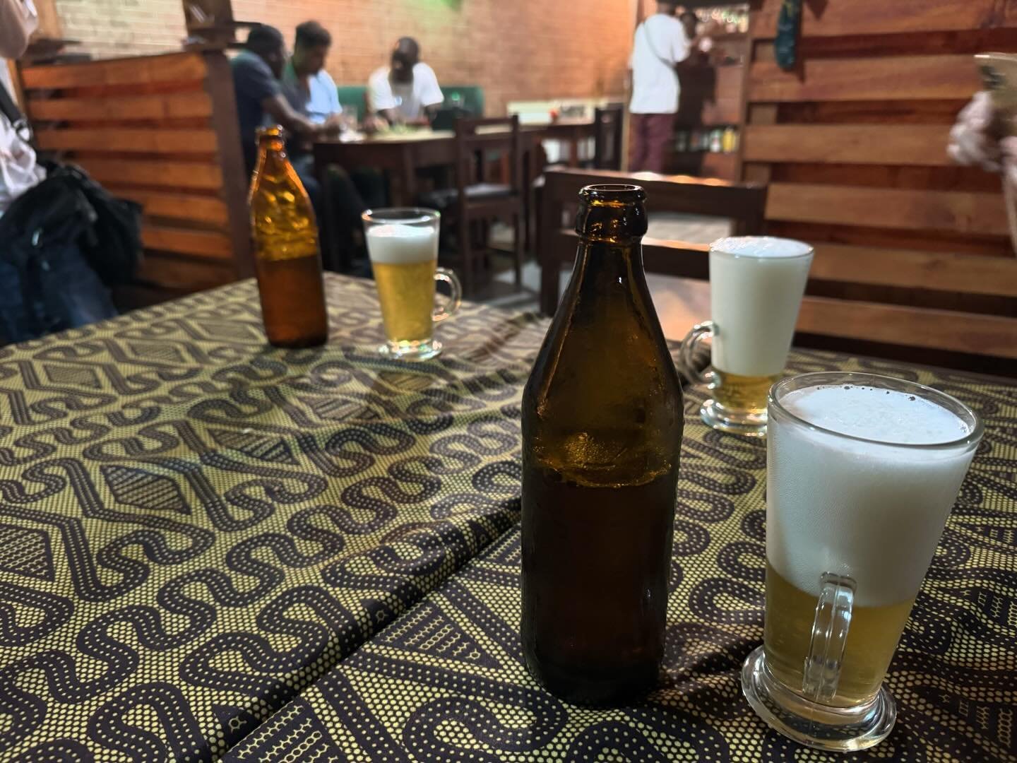 サントメのパブでビール